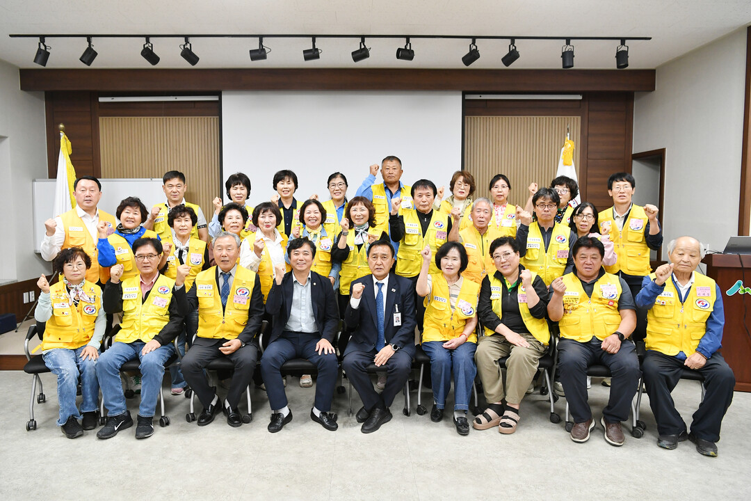 김세훈 군수(앞줄 가운데)는 지난 21일 화천군 산림조합에서 대한적십자봉사회 화천지구협의회 회원들과 간담회를 진행했다.&nbsp;(화천군청 제공)