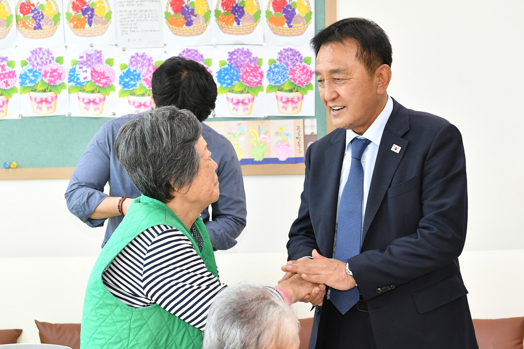 김세훈 화천군수는 추석을 이틀 앞둔 22일, 화천지역 사회복지시설들을 방문해 시설 이용자들과 종사자들을 위문했다.(화천군청 제공)