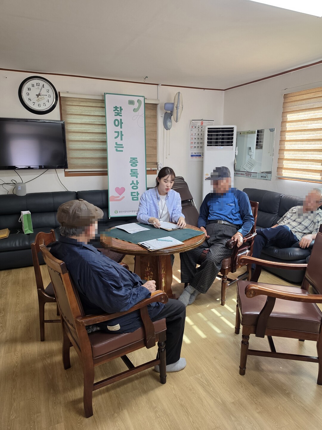 용인특례시 중독관리통합지원센터는 주민들의 음주 문제 등을 조기에 발견하고 해결하기 위해 &lsquo;찾아가는 이동상담&rsquo;을 하고 있다. 용인시 제공