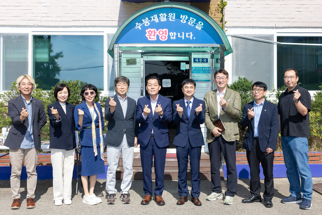 이재준 시장이 수봉재활원 근무자들과 함께하고 있다.&nbsp;