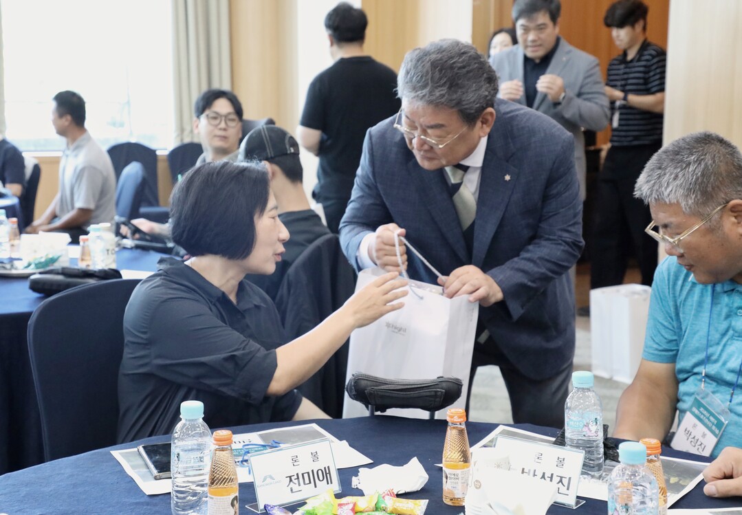 장애인스포츠선수에게 기념품을 전달하고 있는 유정배 강원랜드 부사장.