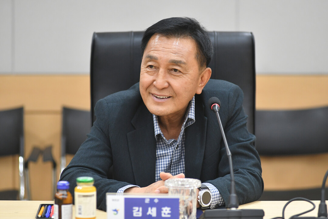 김세훈 군수가 협약식에서 인사말을 하고 있다(화천군청 제공)