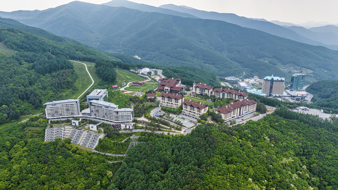 하늘에서 바라본 하이원리조트 마운틴 콘도(좌측) 및 그랜드호텔(우측).