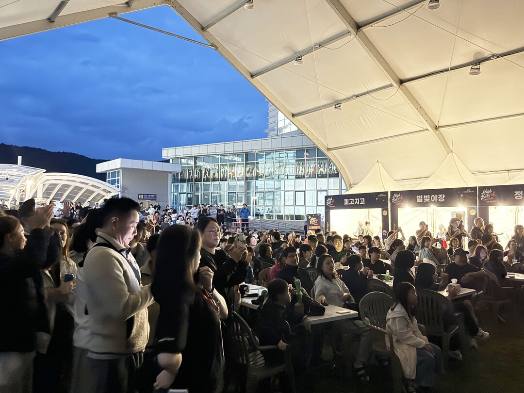 추석기간 하이원리조트 로컬페스타 가수 공연을 관람하고 있는 방문객들. 강원랜드 제공