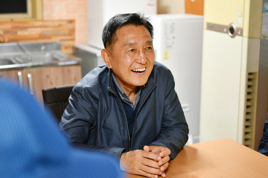 김세훈 화천군수가 30일 새벽, 하남면에 위치한 생활폐기물 운반업체인 그린산업을 방문해 청결한 생활권 조성을 위해 근무 중인 종사자들을 격려했다.(화천군청 제공)