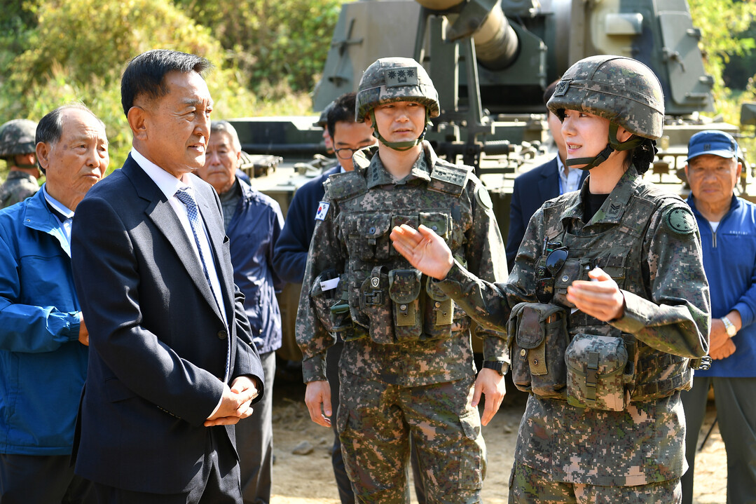 김세훈 군수(앞줄 왼쪽)가 육군 제7보병사단 포탄 사격 훈련 참관 후 군 관계자로부터 설명을 듣고 있다(화천군청 제공)