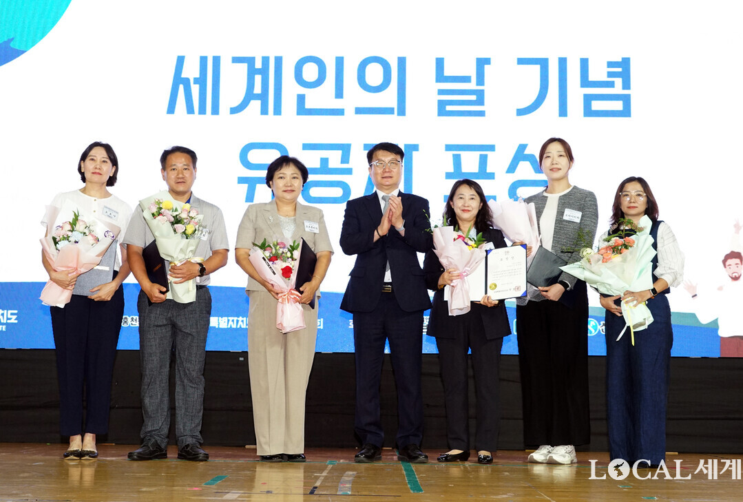 다문화가족의 안정적인 지역사회 정착과 사회통합에 기여한 유공자 포상식 후 기념촬영을 하고 있다