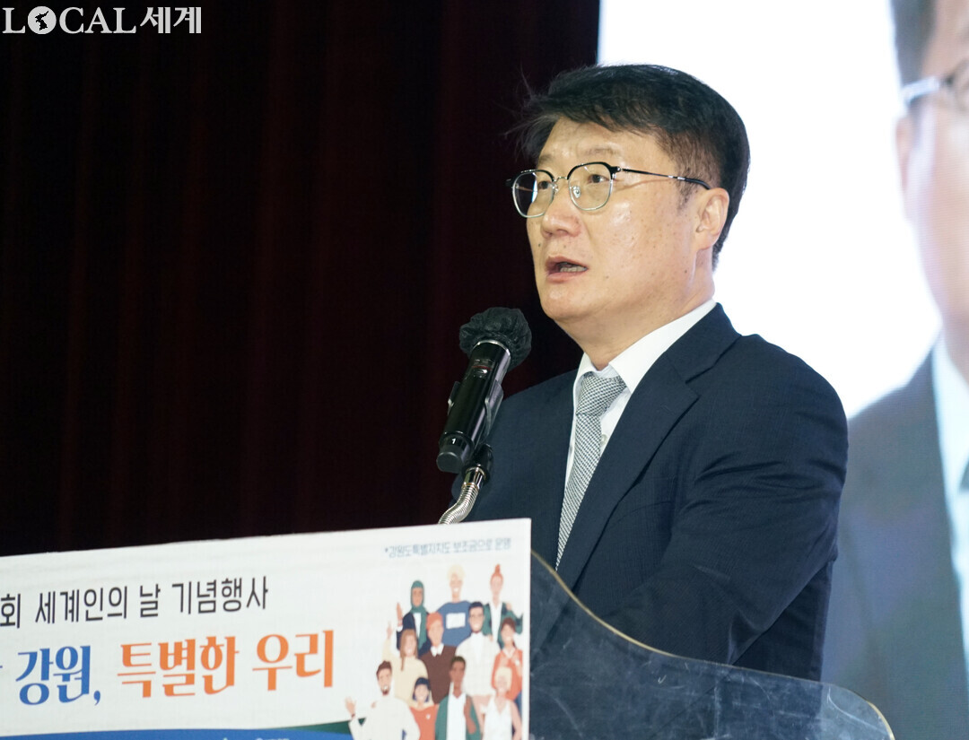 여중엽 행정부지사가 기념사를 하고 있다