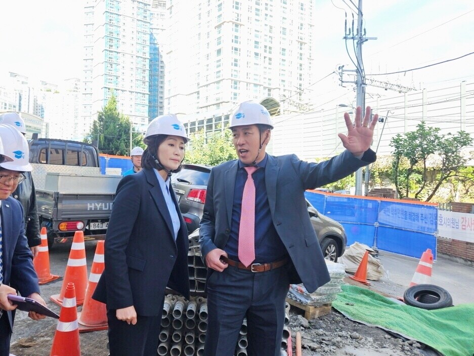 우성빈 기장군수(가운데)가 용산 대학생 연합기숙사 공사 현장을 찾아 한국장학재단 관계자에게 설명을 듣고 있다. 기장군 제공