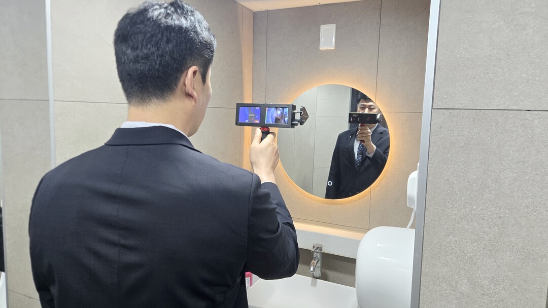 정선경찰서 여성청소년계와 함께 지역 내 공중화장실에서 불법촬영기기를 점검하고 있다.