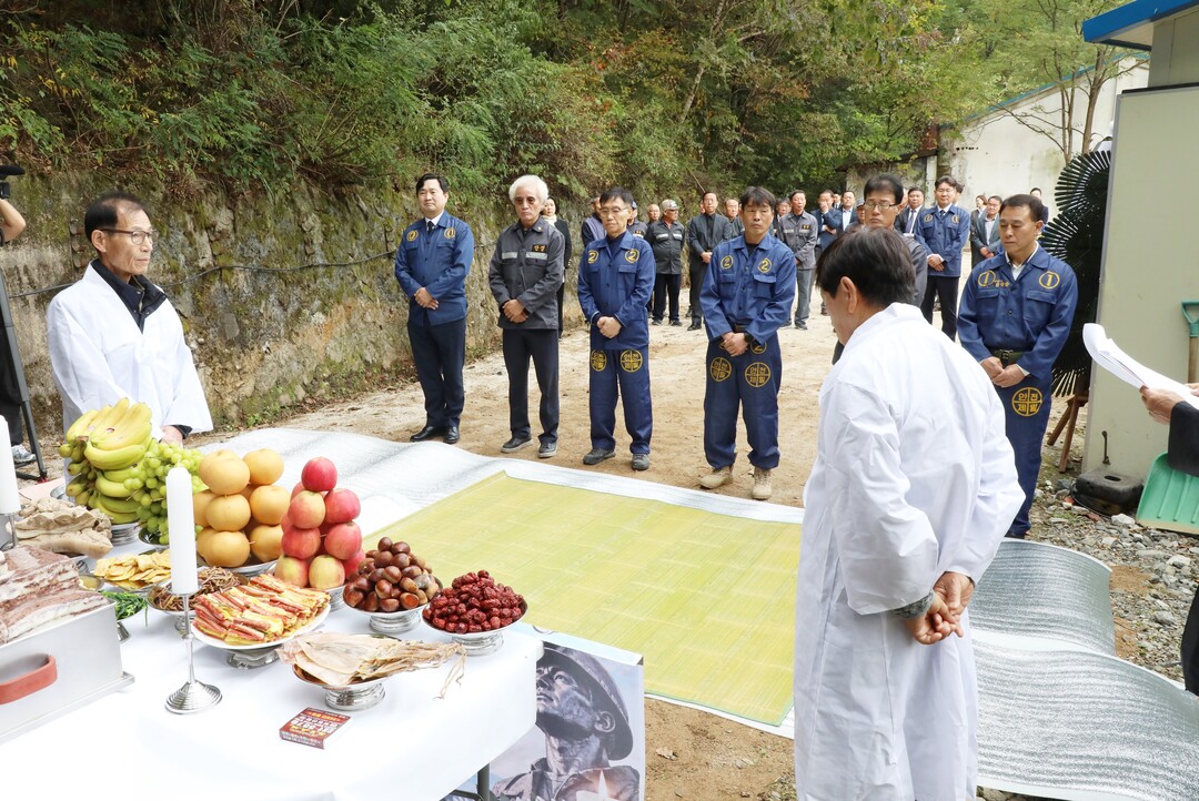 제30회 석탄문화제 산업전사 위령제에서 제를 올리고 있는 참석자들 (가장 좌측 김도균 강원랜드 대표이사). 강원랜드 제공