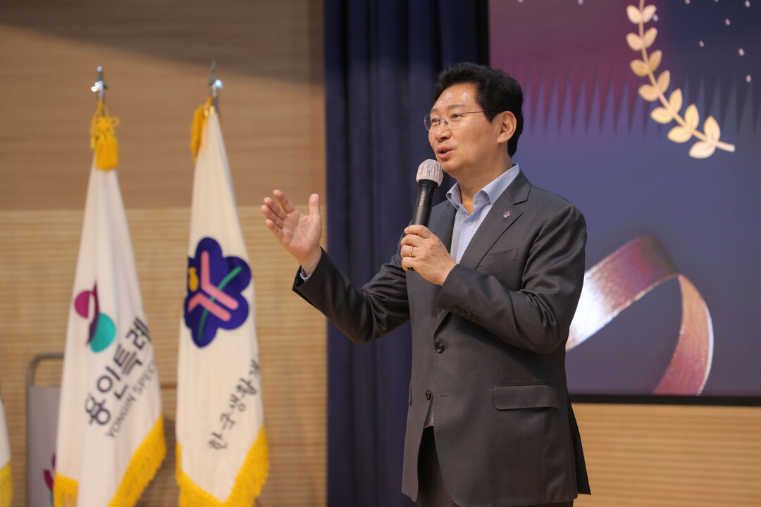 이상일 용인특례시장이 1일 생활개선용인시연합회 성과나눔 한마음대회에 참석해 축사하고 있다. 용인시 제공