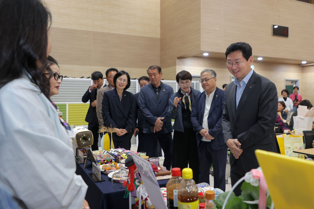 이상일 용인특례시장이 1일 생활개선용인시연합회 성과나눔 한마음대회에 참석해 행사 현장을 둘러보고 있다.