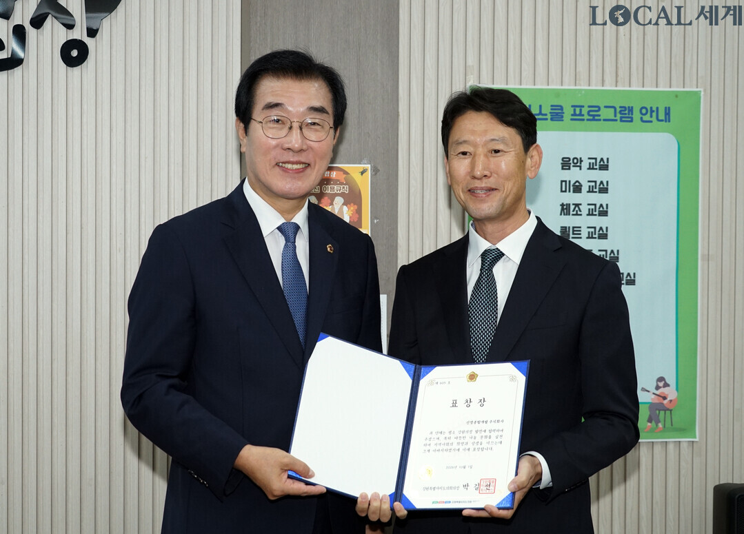 정재웅 부의장이  &lsquo;2026 춘천연탄은행 재개식 및 연탄기금 마련을 위한 사랑의 바자회&rsquo;에서 의장 표창장을 전수하고 있다