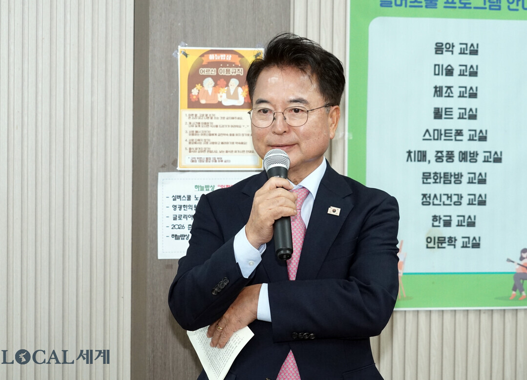 육동한 시장이  &lsquo;2026 춘천연탄은행 재개식 및 연탄기금 마련을 위한 사랑의 바자회&rsquo;에서 축사를 하고 있다