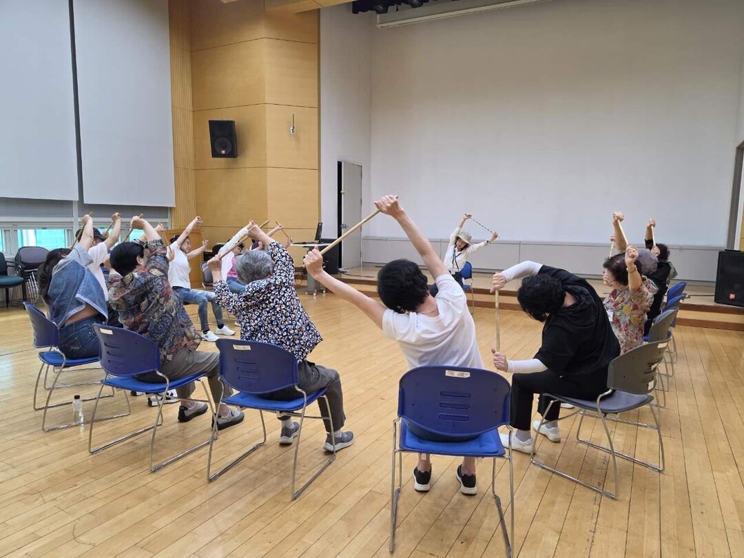 용인특례시 치매안심센터는 지역사회 자원을 연계한 프로그램을 통해 어르신의 인지기능 향상을 돕고 있다. 용인시 제공
