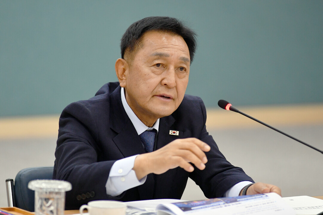  김세훈 군수가 2027 화천산천어축제 신규 아이디어 보고회에서 의견을 수렴하고 있다(화천군청 제공)