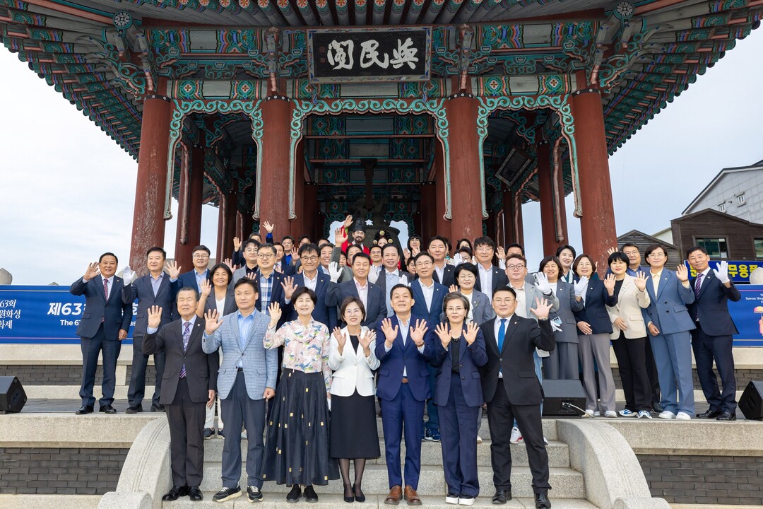 이재준 수원시장(앞줄 오른쪽 3번째), 김미경 수원특례시의회 의장(앞줄 오른쪽 2번째) 등 개막 타종 참석자들이 함께하고 있다.&nbsp;