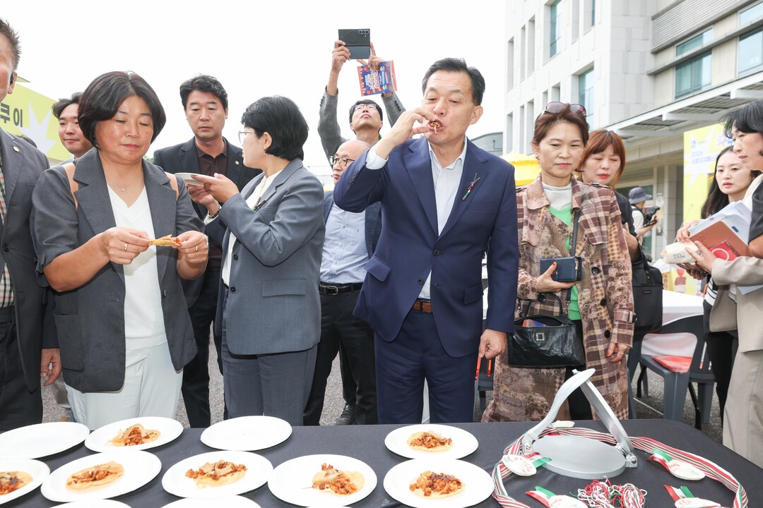 3일 수원꼬치페스타를 찾은 이재준 수원시장이 음식을 맛보고 있다. 수원시 제공