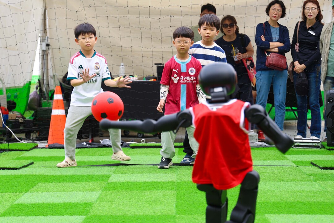 3일 사이버과학축제에서 시민들이 휴머노이드와 축구 대결을 하고 있다.