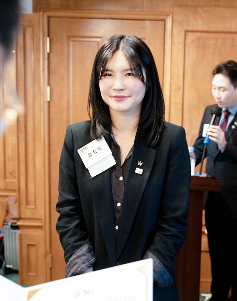 BNI 아름챕터 5기 의장으로 위촉받는 홍정화 대표.