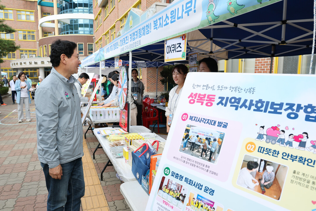 이상일 용인특례시장이 5일 성복동민의 날 행사장에서 부스를 둘러보고 있다.