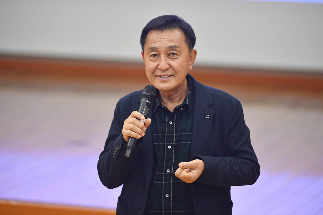 김세훈 군수가 화천청소년교향악단 해외교류 설명회를 진행하고 있다(화천군청 제공)