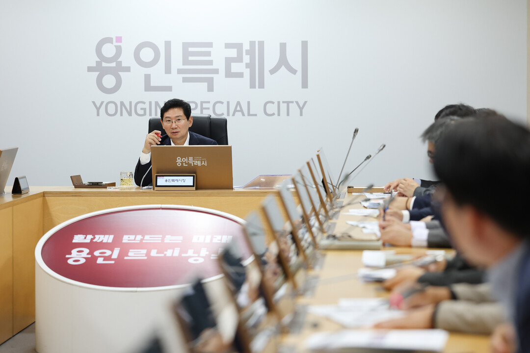 이상일 용인특례시장이 6일 시청 영상회의실에서 열린 간부공무원회의에서 주요 현안을 논의하고 있다. 용인시 제공

