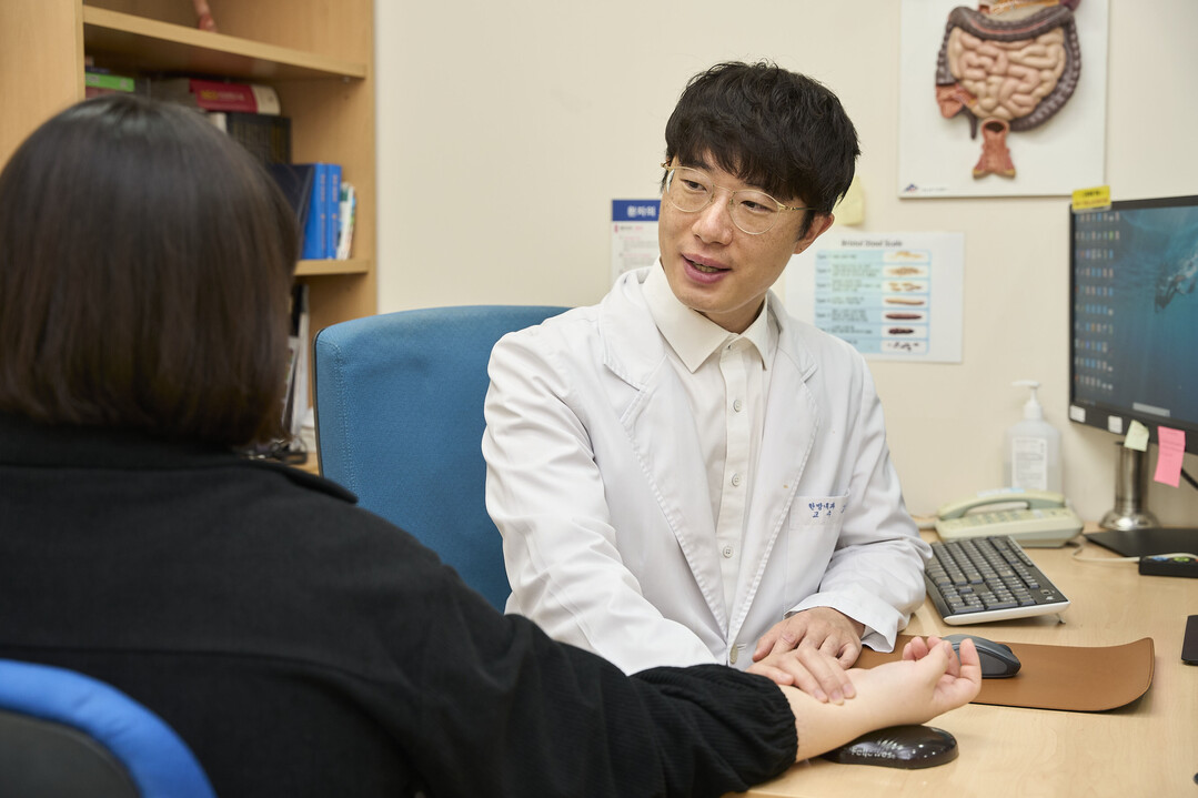 “과민성대장증후군, 가을에 가장 많이 발생한다.” 국내 8개 병원 5년 데이터 분석, 계절에 따른 발생 차이 확인