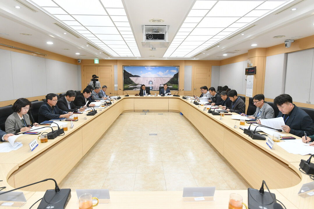 2026년 제2회 화천군 군정조정위원회가 6일 군청에서 김세훈 군수, 안중기 부군수를 비롯한 각 실국과장들이 참석한 가운데 열렸다.(화천군청 제공)