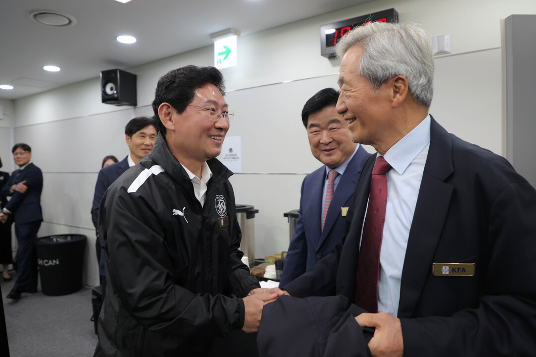 이상일 시장이 6일 용인미르스타디움에서 열린 대한민국 남자 축구 국가대표팀 경기에 앞서 정몽준 전 대한축구협회 회장과 만나 인사를 나누고 있다.