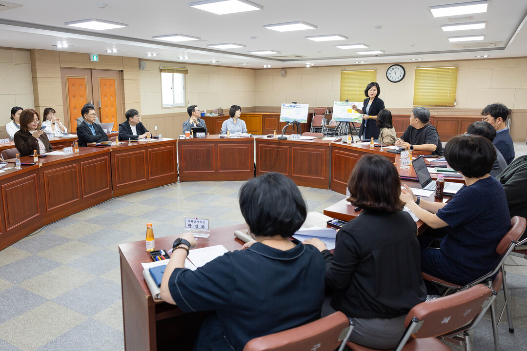 정명희 북구청장(가운데)은 관광, 무엇을 더해볼까? 전문가 11명과 머리를 맞대며 다양한 아이디어와 의견을 모았다.