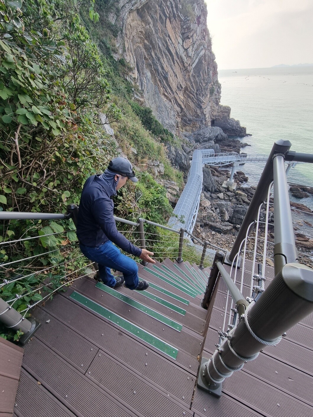 채호석 군산해경서장이 고군산섬잇길의 가파른 계단 구간을 걷고 있다.