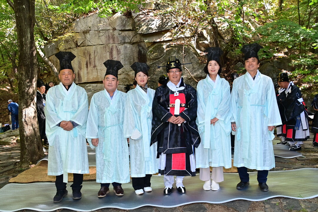 용화산신제에 참석한 조웅희 의장(가운데) 및 군의원들이 기념촬영을 하고 있다(화천군의회 제공)