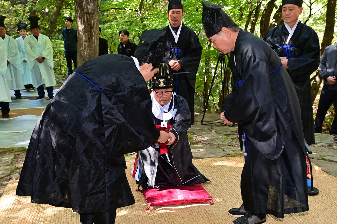 조웅희 군의장이 용화산신제를 올리고 있다(화천군의회 제공)
