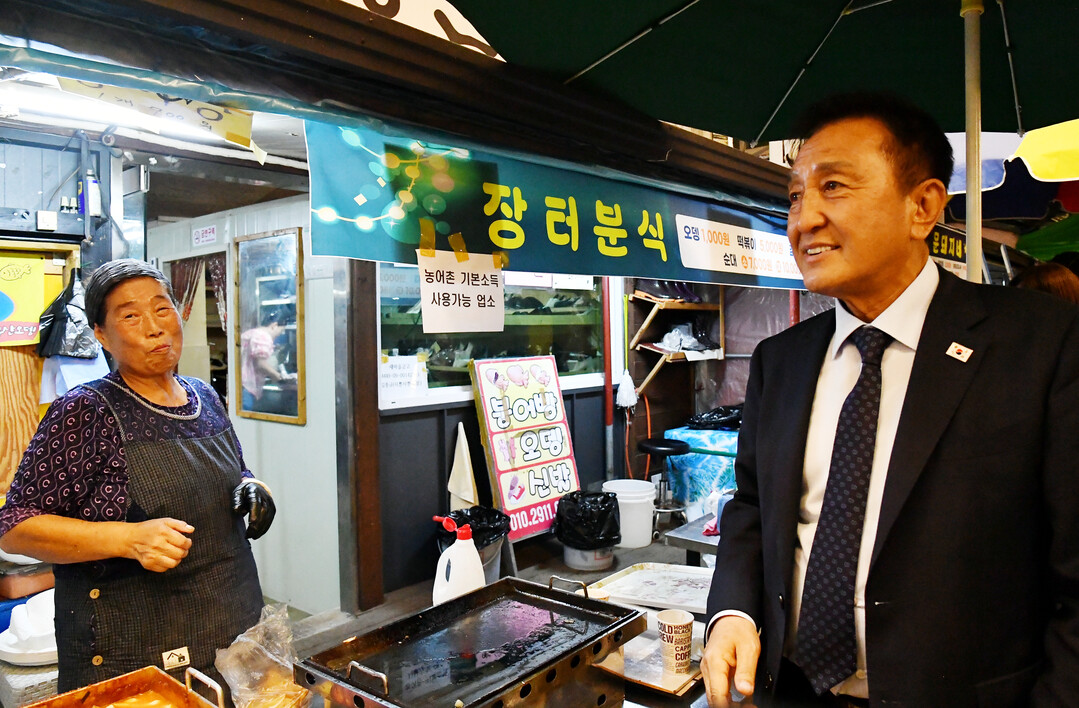 사내면 별별야시장을 찾은 김세훈 군수