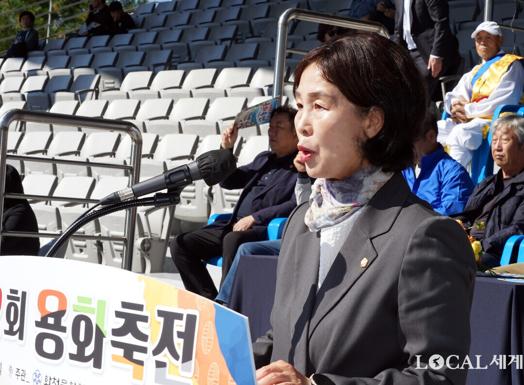 이선희 부의장이 군민헌장을 낭독하고 있다