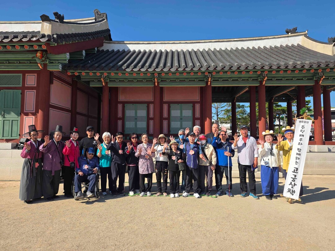수원화성 여민동락에 참가한 시각장애인들이 함께하고 있다.