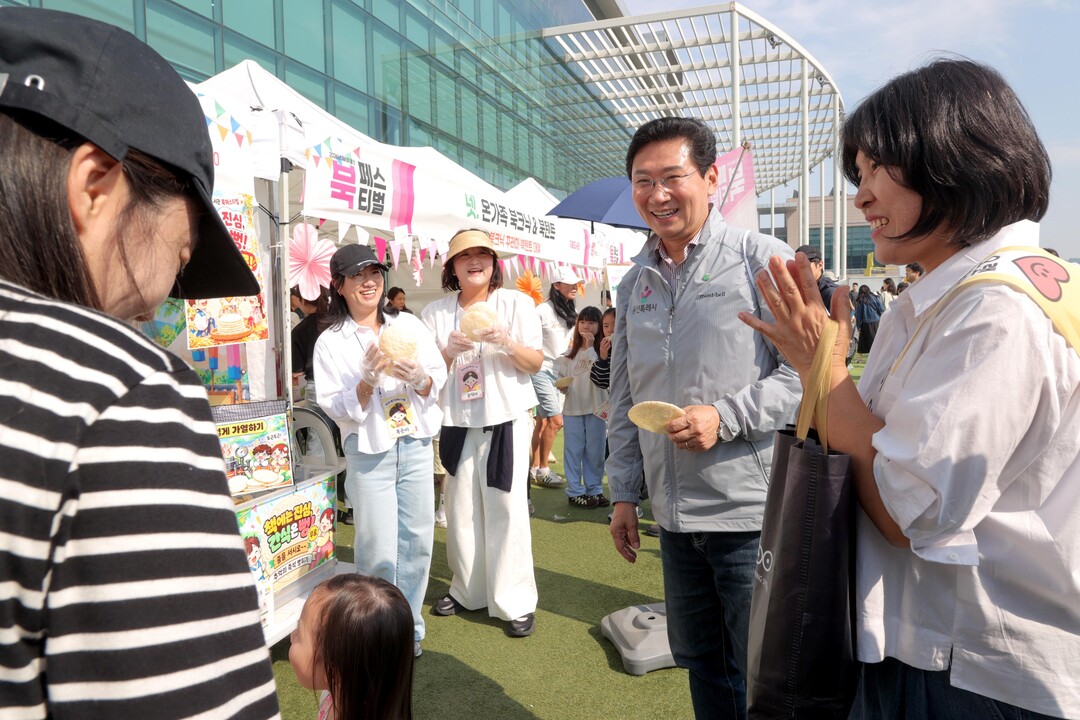 9일 시청 하늘광장에서 이상일 시장이 시민들과 인사를 나누고 있다.

