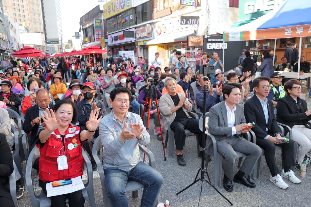  9일 에버랜드마을 골목형상점가에서 이상일 시장이 시민들과 공연을 관람하고 있다.