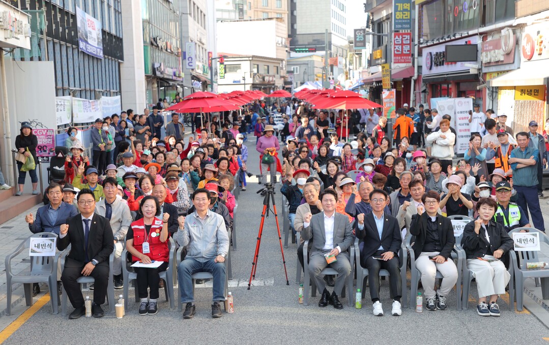 9일 에버랜드마을 골목형상점가에서 이상일 시장과 축제 참석자들이 기념 사진을 찍고 있다.