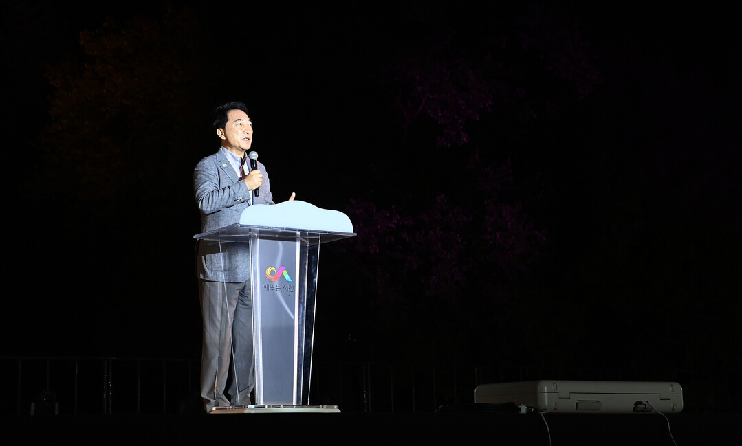 박수현 지사는 9일 서산시 해미읍성 일원에서 열린 &lsquo;제23회 서산해미읍성축제&rsquo; 개막식에서 개막사를 하고 있다. 충남도 제공