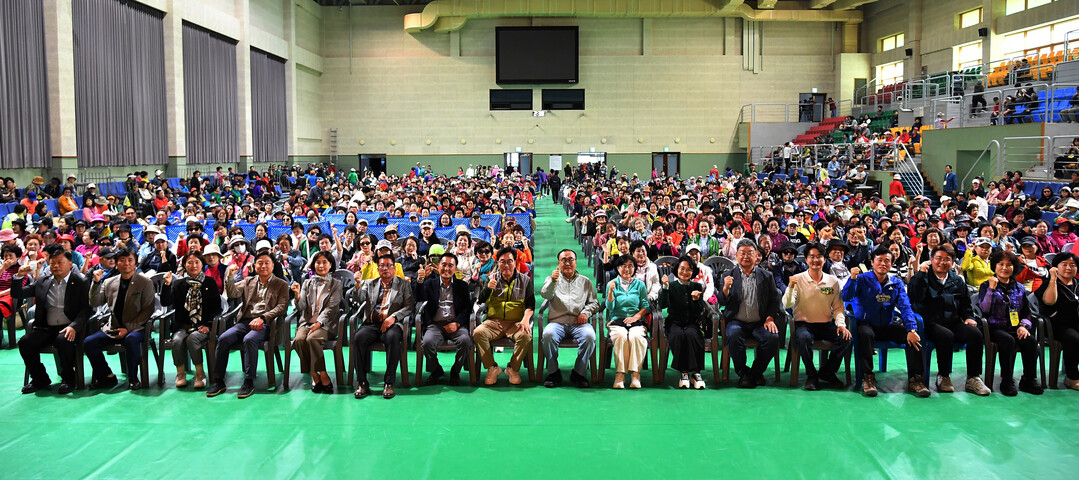 노원구민들로 구성된 &lsquo;즐거운 산악회&rsquo;회원 1,500여명이 주말을 맞아 10일 화천군을 찾았다(화천군청 제공)