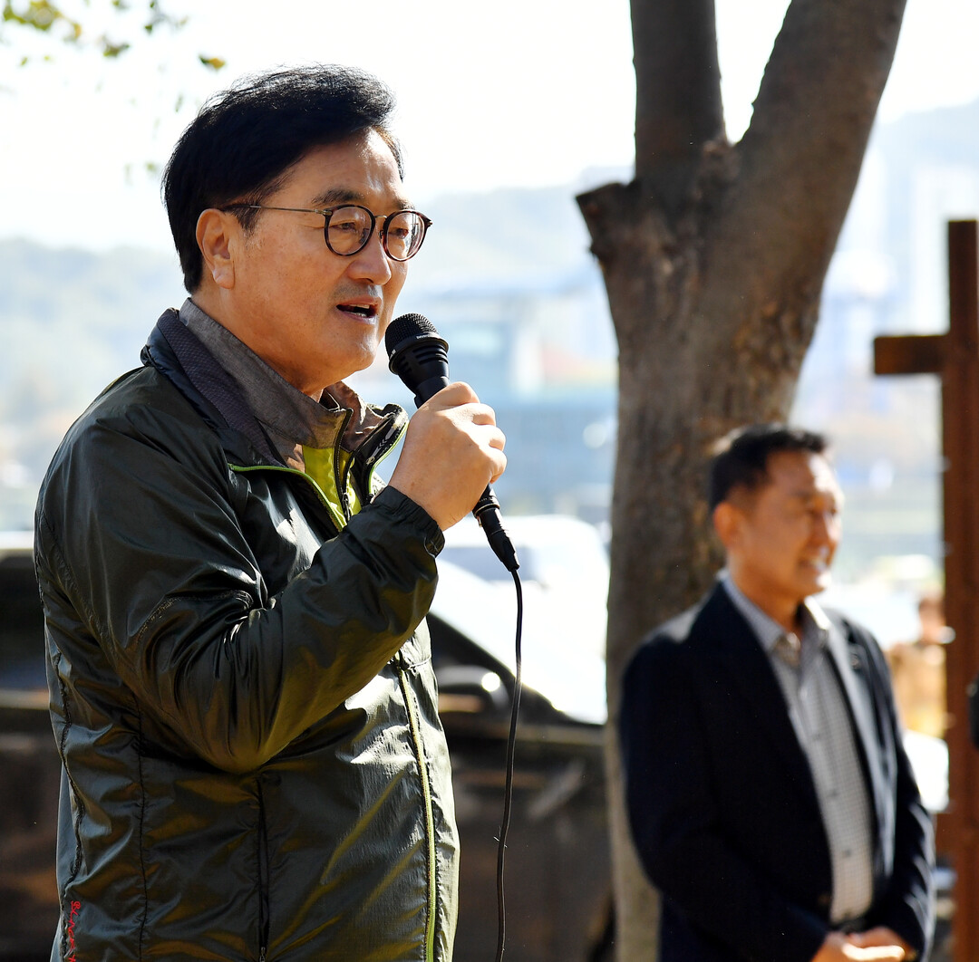 우원식 국회의원이 화천붕어섬에서 인사말을 하고 있다(화천군청 제공)