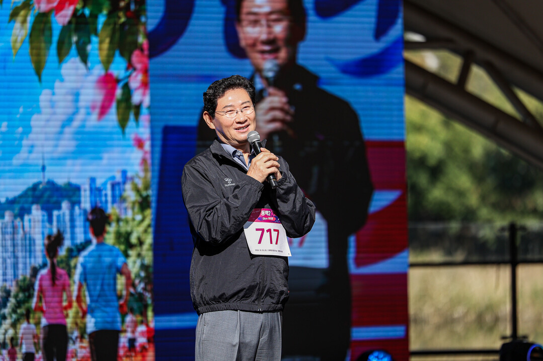 10일 동백호수공원에서 이상일 시장이 인사말을 하고 있다. 용인시 제공