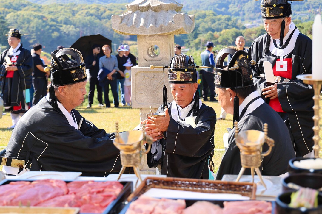 10일 포은 정몽주 선생 묘에서 추모제례가 진행되고 있다.