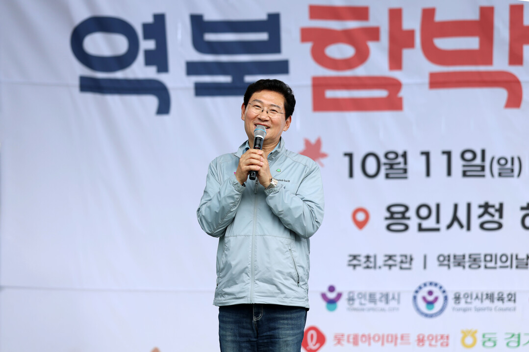 11일 시청 하늘광장에서 이상일 시장이 역북함박 문화축제 개최를 축하하고 있다. 용인시 제공