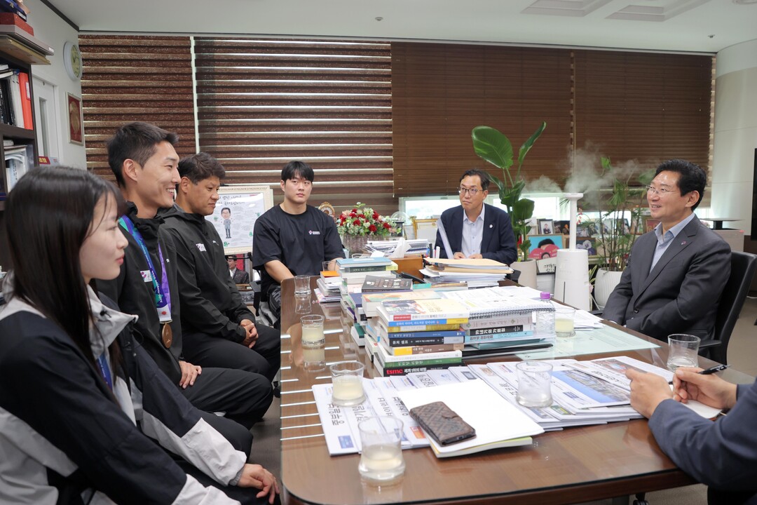 이상일 용인특례시장(오른쪽)이 12일 시장실에서 국내외 대회에서 우수한 성적을 거둔 소속 선수들을 격려하고 있다(왼쪽부터 정하은, 우상혁 선수, 김도균 육상 코치, 박민교 선수)



