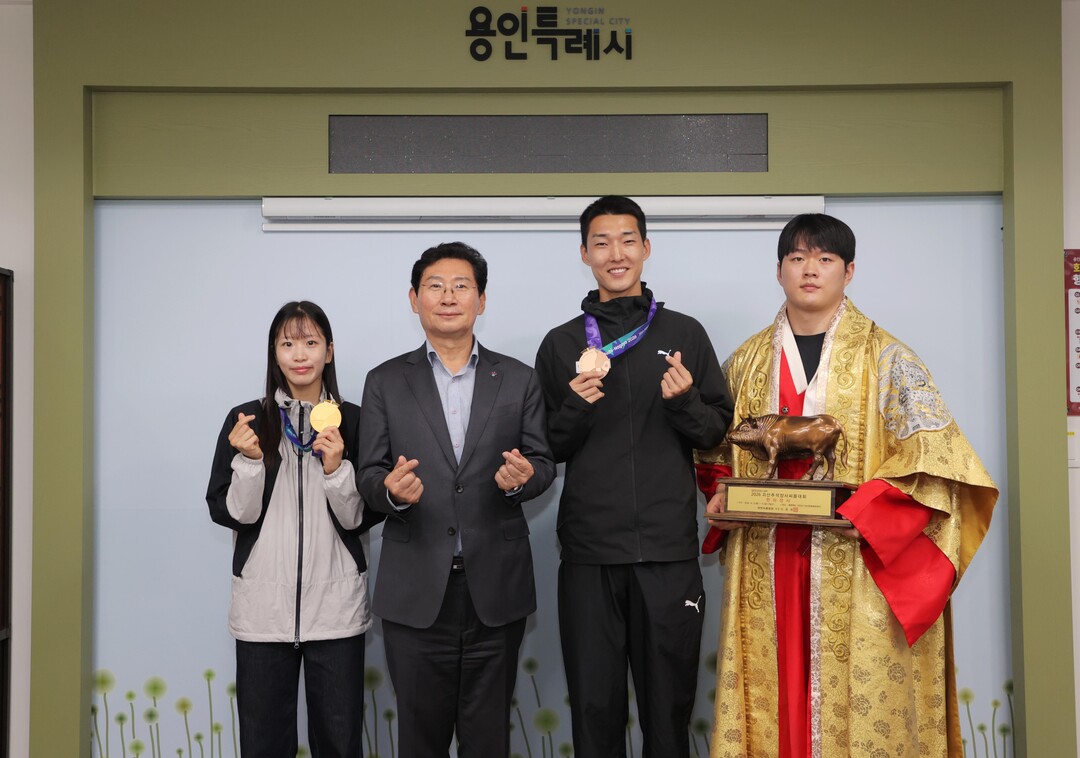 이상일 용인특례시장(가운데)이 12일 시장실에서 국내외 대회에서 우수한 성적을 거둔 소속 선수들과 기념촬영을 하고 있다(왼쪽부터 정하은, 이 시장, 우상혁, 박민교 선수)/ 용인시 제공