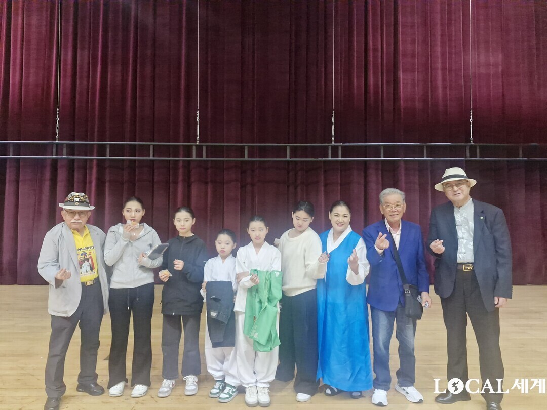 어린이와 청소년도 함께한 무대 공연 사진.